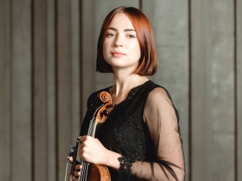 portret kobiety trzymającej skrzypce