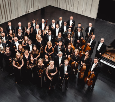 grupa osób trzymających instrumenty