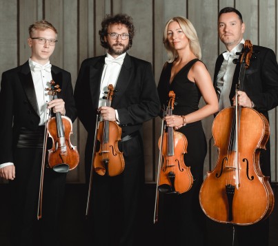 kobieta i trzech mężczyzna trrzymających instrumenty smyszczkowe