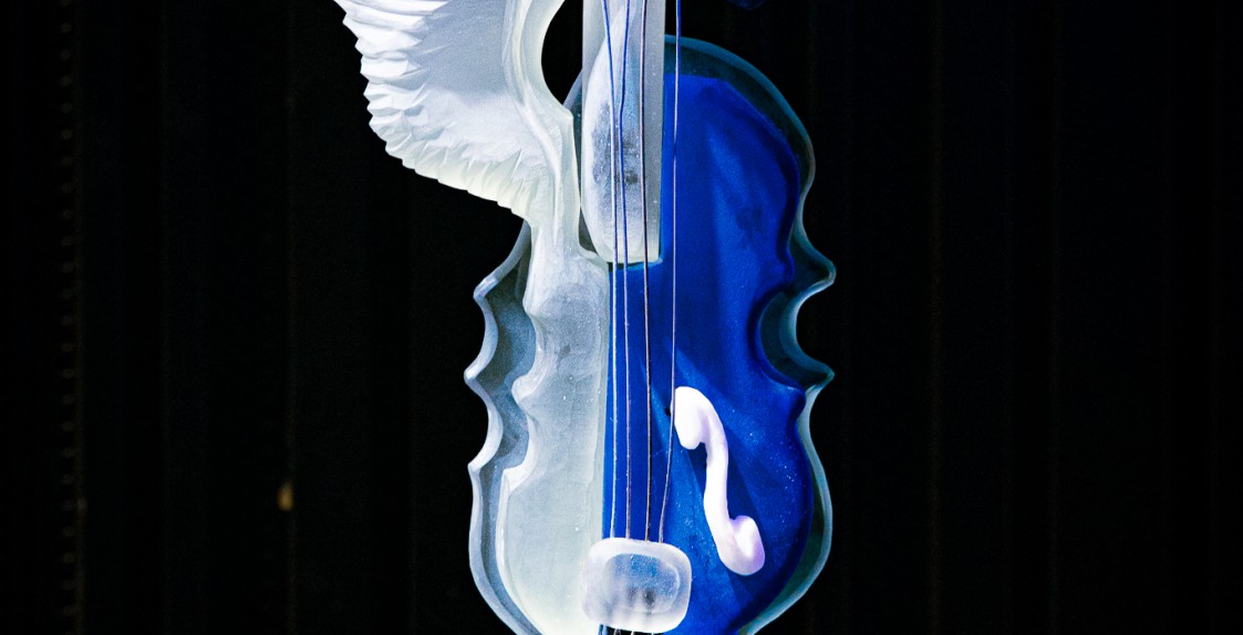 szklana statueta "Dodając skrzydeł" - skrzypce z dodanym skrzydłem