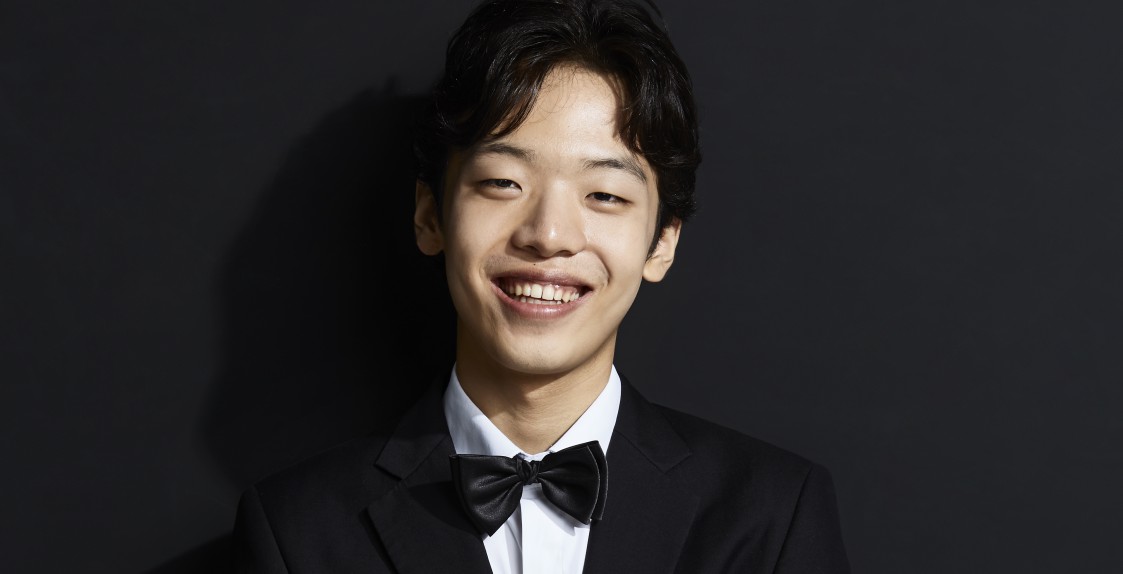 mężczyzna w garniturze