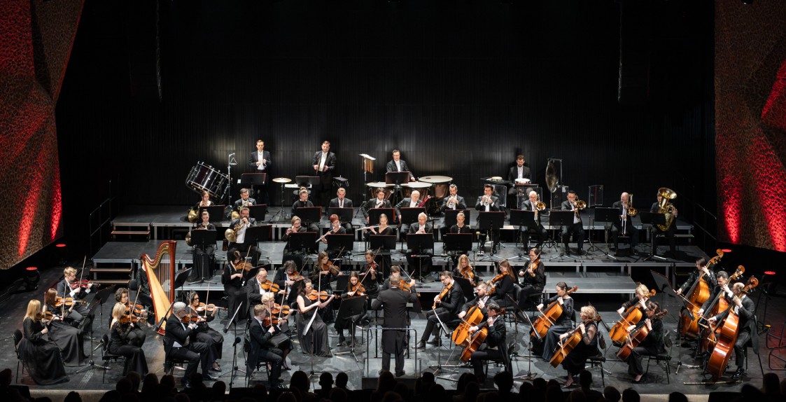 orkiestra na scenie
