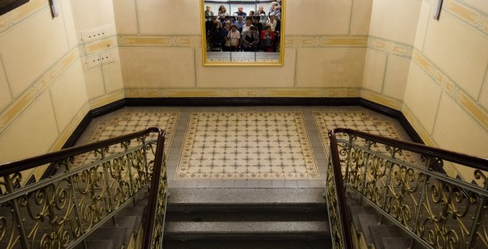 widok z góry schody w Dworze Artusa w Toruniu