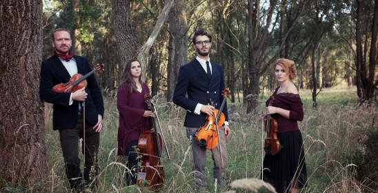 muzycy z instrumentami stojący w lesie
