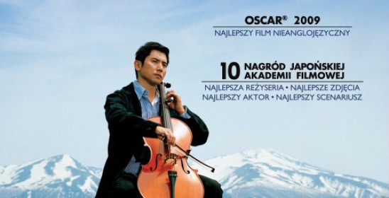 plakat filmu pożegnania, mężczyzna siedzi na krześle i gra na wiolonczeli