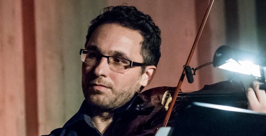 mężczyzna grający na skrzypcach