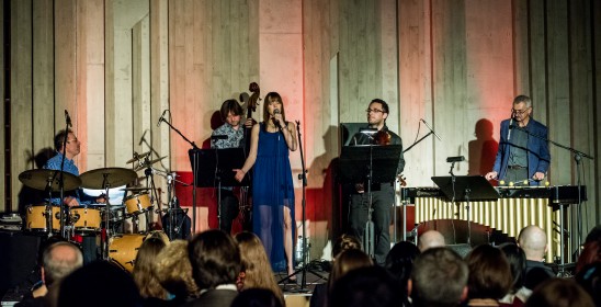 kwartet na scenie, kobieta przy mikrofonie, panowie na instrumentach