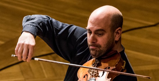 mężczyzna grający na skrzypcach