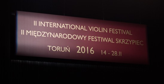 plansza z tytułem festiwalu po polsku i po angielsku