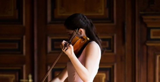 kobieta grająca na skrzypcach