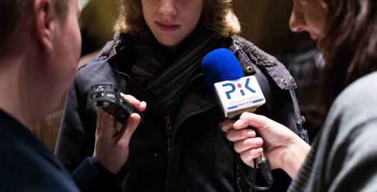 reporterzy z mikrofonami