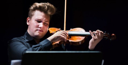 Robert Łaguniak gra na skrzypcach