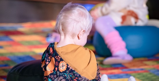 dziecko siedzące na dywanie