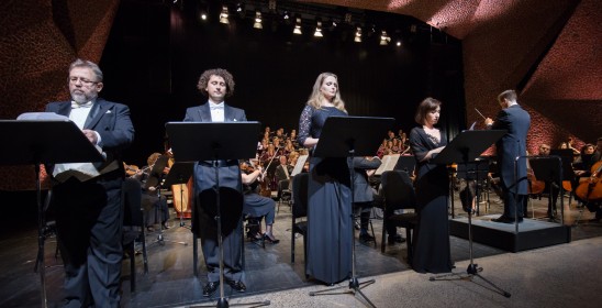 czworo solistów stojących na scenie