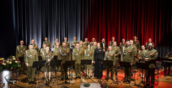orkiestra wojskowa na scenie