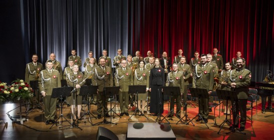 Orkiestra Wojskowa w Toruniu stoi na scenie