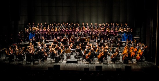 orkiestra symfoniczna wraz z chórem występujący na scenie