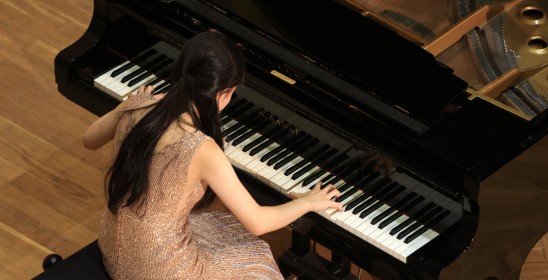 kobieta grająca na fortepianie