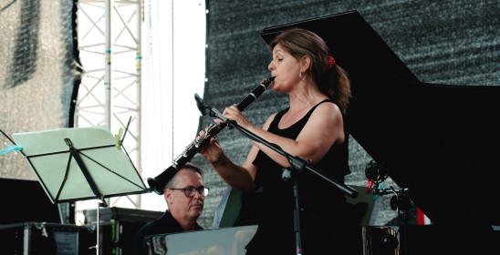 kbieta grająca na klarnecie