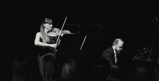 kobieta grająca na skrzypcach i mężczyzna grający na fortepianie