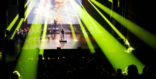 scena i zielone światła w stronę widowni