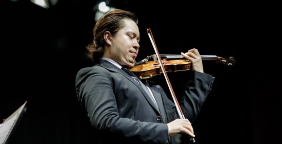 mężczyzna grający na skrzypcach