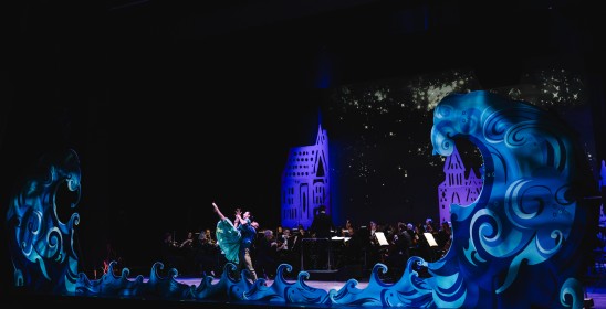 orkiestra i para tancerzy na scenie