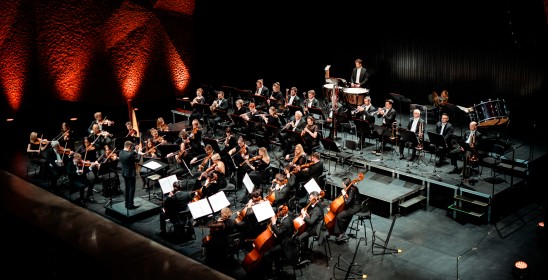 orkiestra na scenie