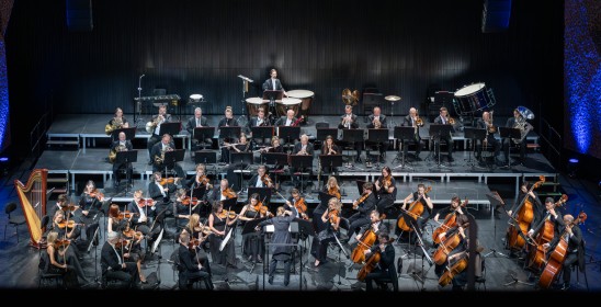 orkiestra symfoniczna na scenie
