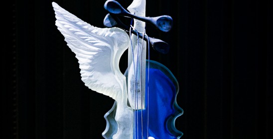 szklana statueta "Dodając skrzydeł" - skrzypce z dodanym skrzydłem