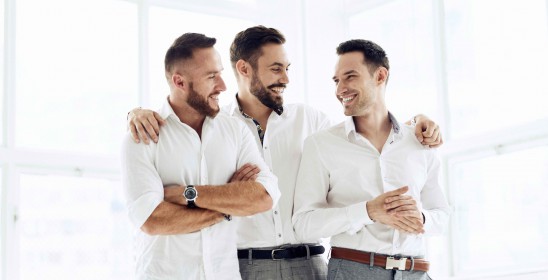 trzech mężczyzna w białych koszulach