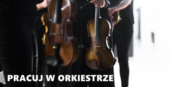 napis pracuj w orkiestrze, na zdjęciu sidocznych jest dwoje skrzypiec