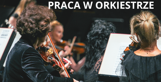 Na zdjęciu widok na fragment sekcji smyczków, zbliżenie od tyłu na elegancko ubraną kobietę w średnim wieku grającą na skrzypcach, przed nią pulpit z nutami