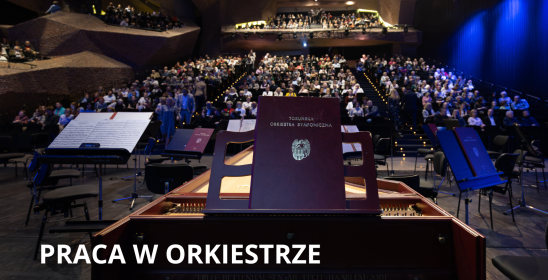 Zdjęcie z widokiem na widownie, na pierwszym planie fortepian