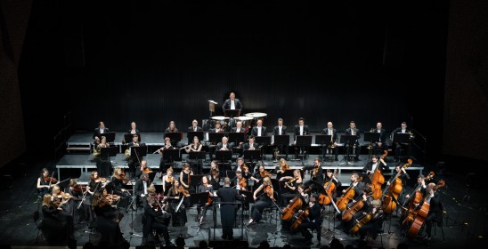 Na zdjęciu zrobionym z balkonu widać całą orkiestrę na scenie