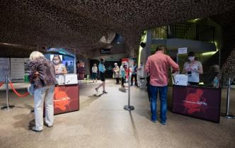 publiczność we foyer przed koncertem