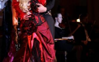 tańcząca para, kobieta w hiszpańskiej sukni, mężczyzna w szykownej czerwonej marynarce
