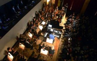 widok z góry na scenę i orkiestrę