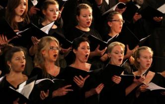 dziewięć kobiet z chóru śpiewa