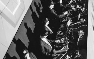 DJe z konsoletami, czarno-biała fotografia