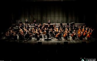 na scenie Toruńska orkiestra symfoniczna