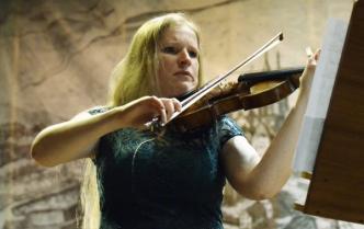 kobieta, blondynka gra na skrzypcach