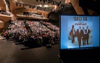 publiczność zgromadzona na widowni w sali koncertowej zdjęcie zrobione z boku sceny