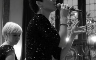 czarno-białe zdjęcie śpiewającej kobiety o krótkich zdjęciach