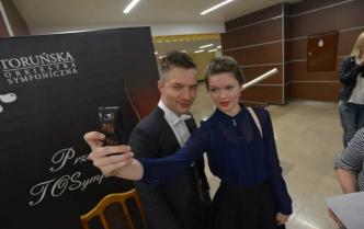 Adam Sztaba i młoda kobieta robią selfie