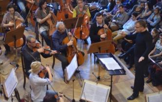 grupa wiolonczel i dyrygent, zdjęcie z góry