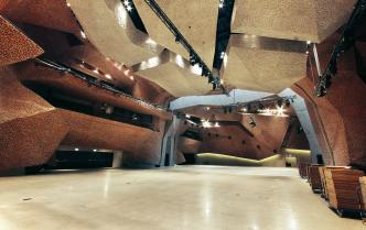 wnętrze Sal Koncertowych bez foteli dla publiczności 