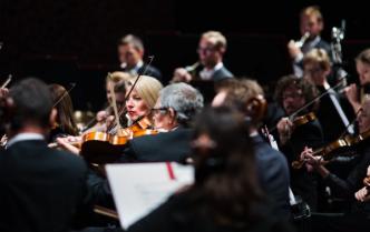 muzycy Toruńskiej Orkiestry Symfonicznej na scenie Sali Koncertowej