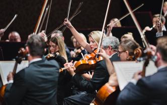 muzycy Toruńskiej Orkiestry Symfonicznej na scenie Sali Koncertowej 