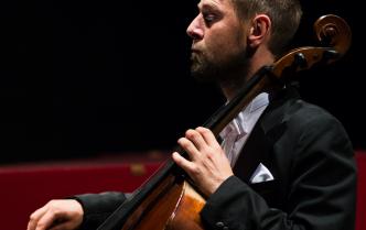 muzyk grający na wiolonczeli